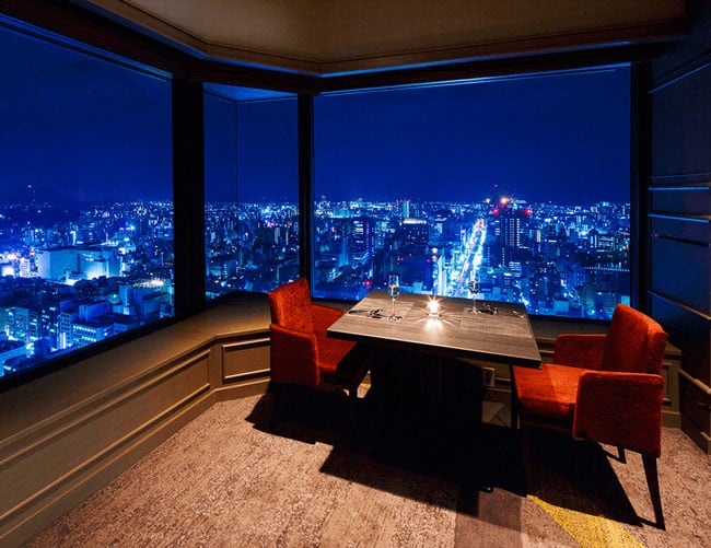 ホテル最上階33階からの夜景が<br class = 'sp_only'>彩る、 特別なひととき