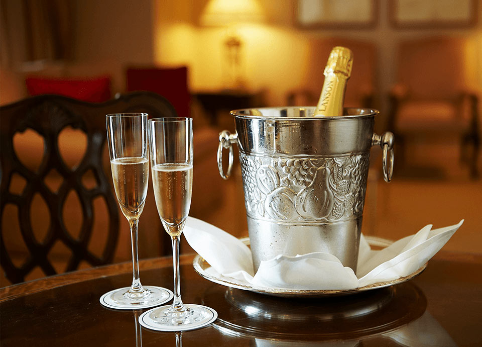 英国ロイヤルアルバート Japanese Plum ケーキ プレート 4枚 梅柄 英国ロイヤルアルバート Japanese Plum ケーキ プレート 4枚 梅柄