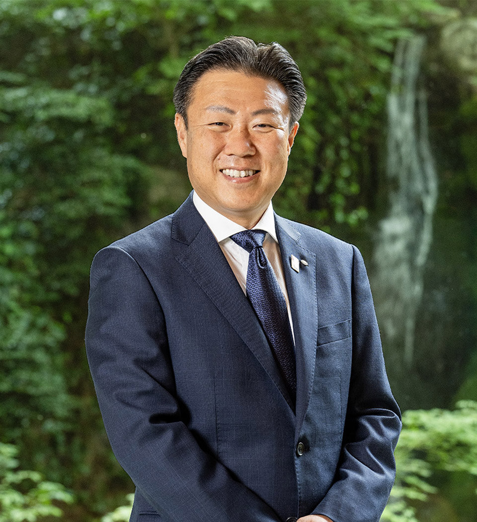 <span class = 'hp_fzLarge'>株式会社ロイヤルホテル<br>代表取締役社長</span><br>植田 文一