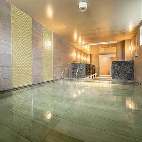 Large communal bath for relaxation (4th floor)