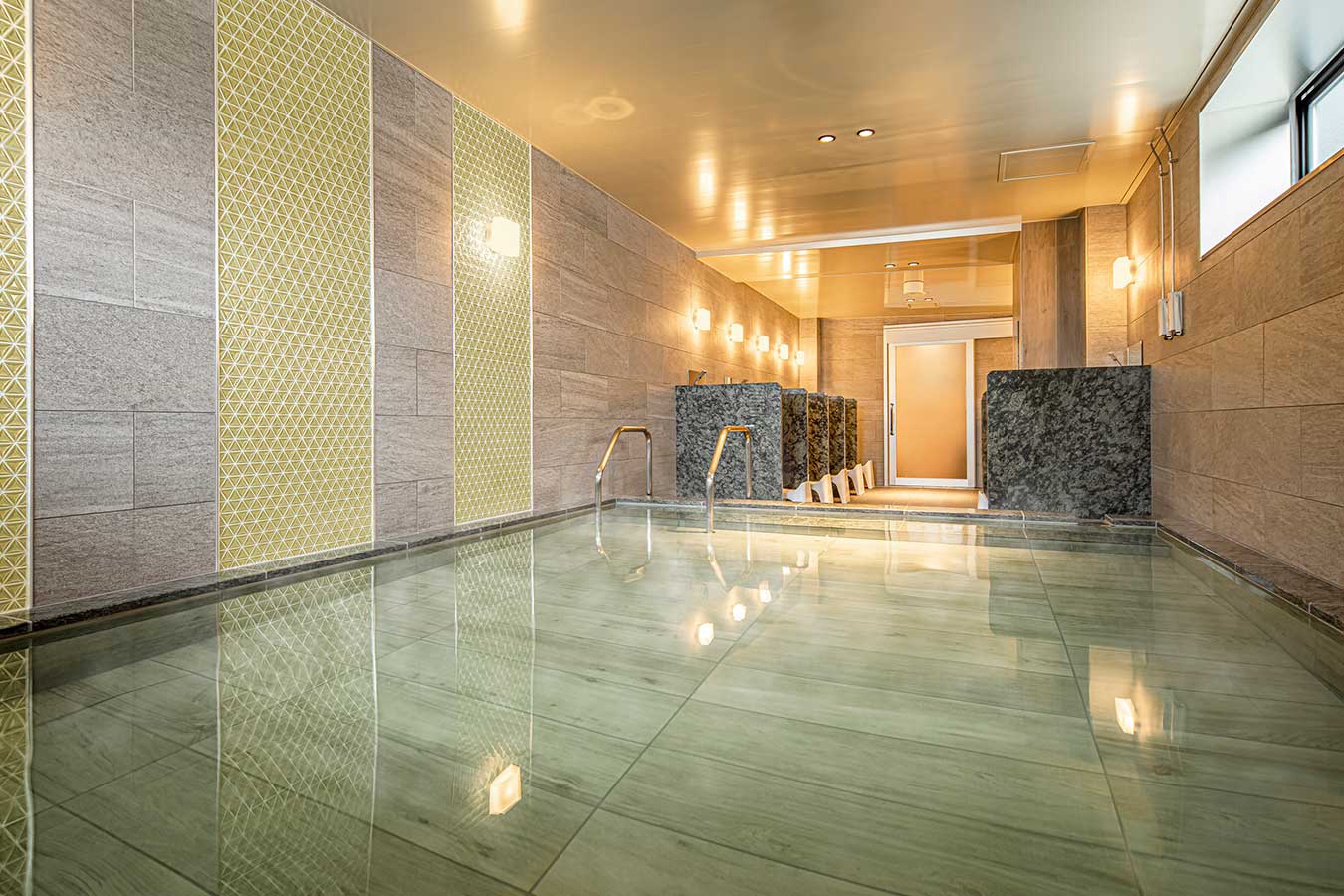 Large communal bath for relaxation (4th floor)