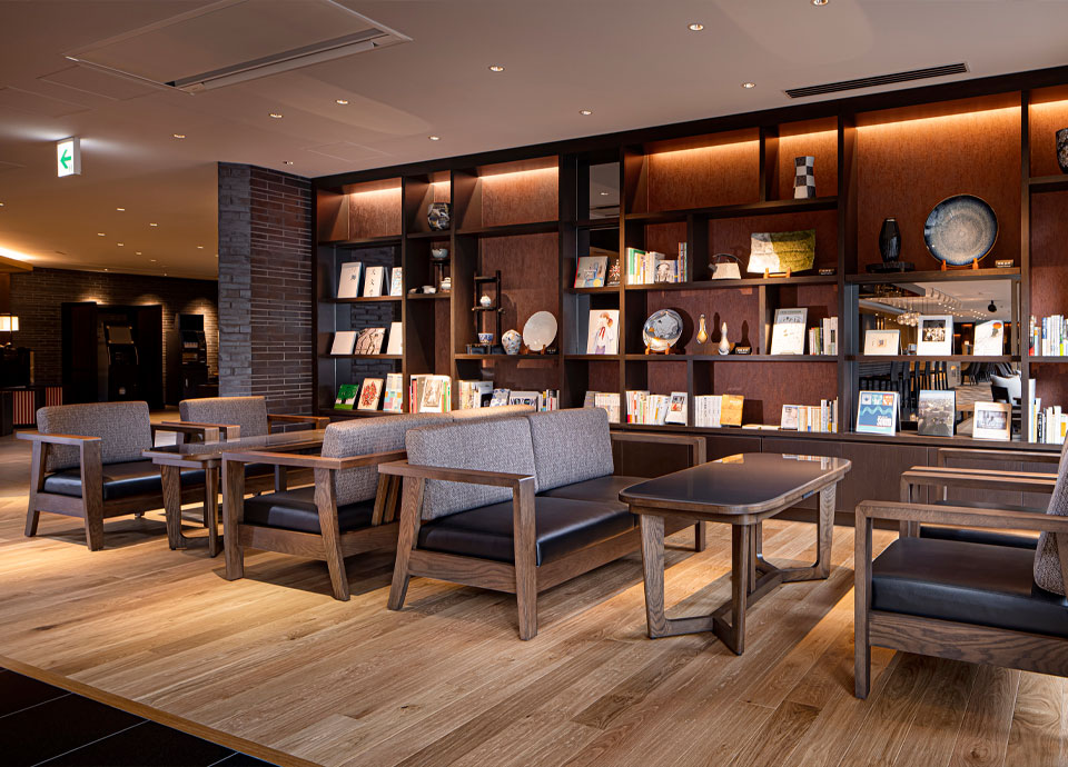 宿泊者専用<br class='sp_only'>ラウンジ 〔利用時間〕10：00～22：00 ※17：30～22：00はテイクアウトのみ<br>無料ドリンクをお楽しみいただけます。