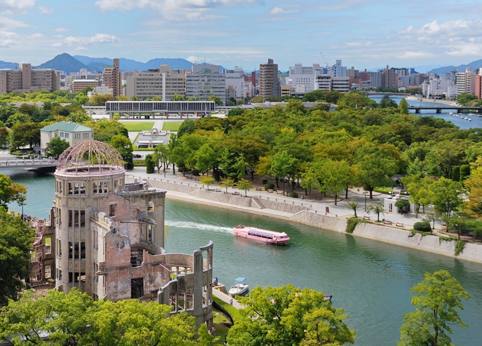 観光スポットが<br class = 'sp_only'>徒歩圏内 「平和記念公園」や「原爆ドーム」、「広島城」までホテルから徒歩約5分