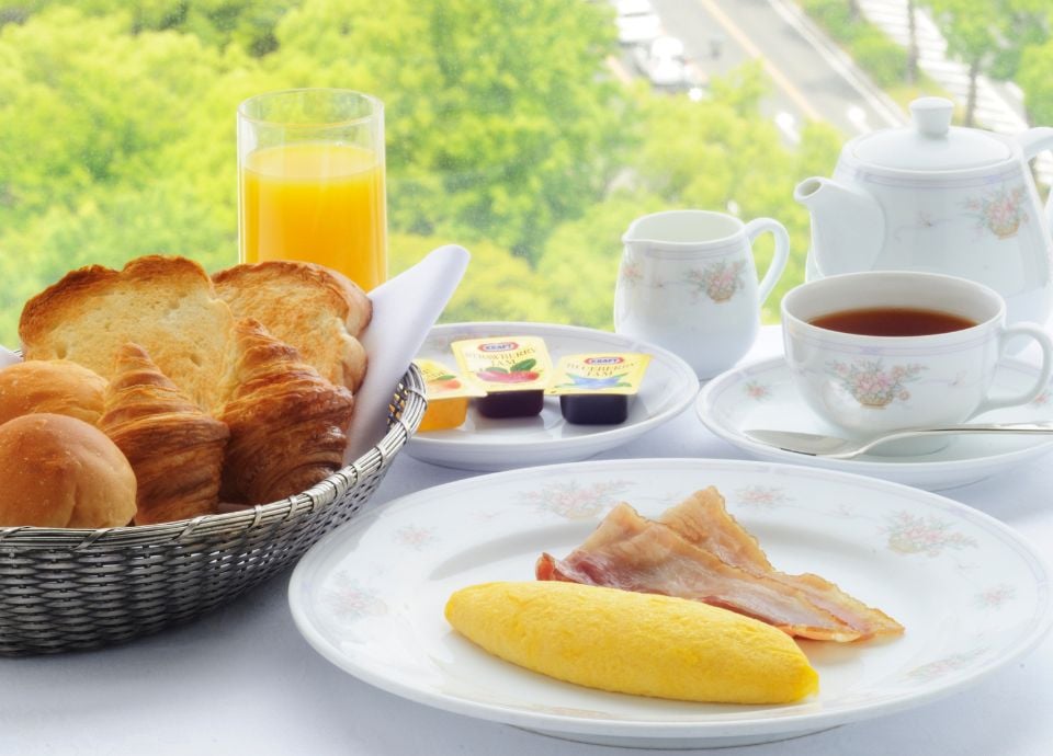 ルームサービス 客室電話 または <br class = 'sp_only'>オンライン注文でも<br class = 'sp_only'>承ります