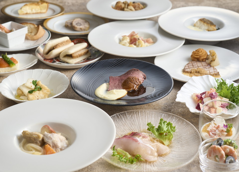 18種のメイン・<br class='sp_only'>サイドディッシュが揃う<br>こだわりのディナービュッフェ