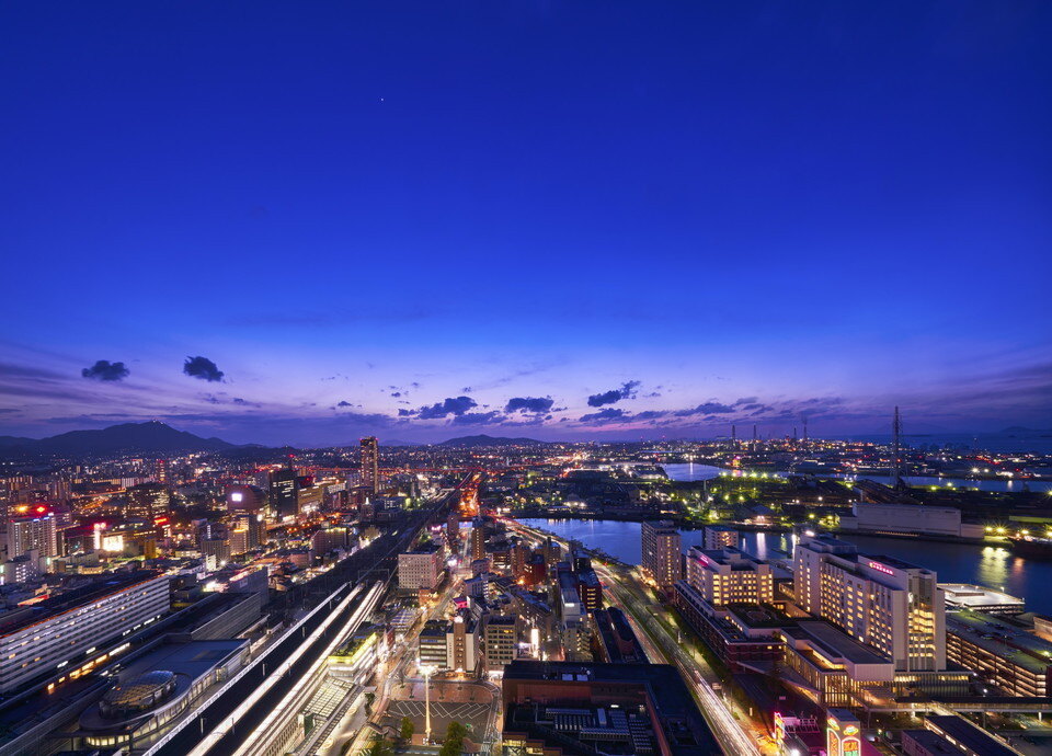 日本新三大夜景都市1位の煌めく夜景 北九州市は、2回連続で「日本新三大夜景都市ランキング1位」に認定。客室の大きな窓からは美しい夜景を一望できます。