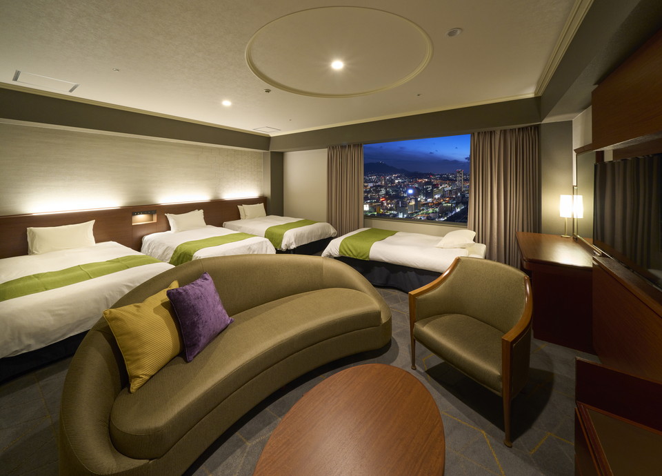 最大4名様まで<br class='sp_only'>同室にご宿泊可 最大4名様がご一緒にお泊りいただける53m<sup>2</sup>の広さのお部屋もご用意しております