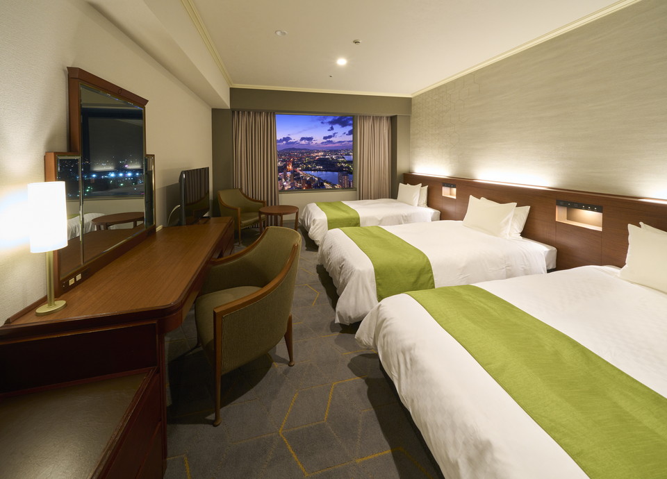 トリプル<br class='sp_only'>ベッドルーム 3台ベッド常設のお部屋はご家族、ご友人とのご宿泊にも最適