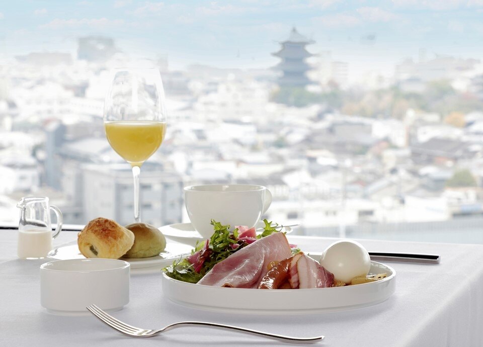 国内唯一の回転展望フレンチレストランで朝食