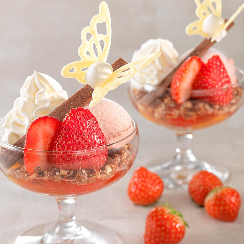 口溶け軽い苺パフェ