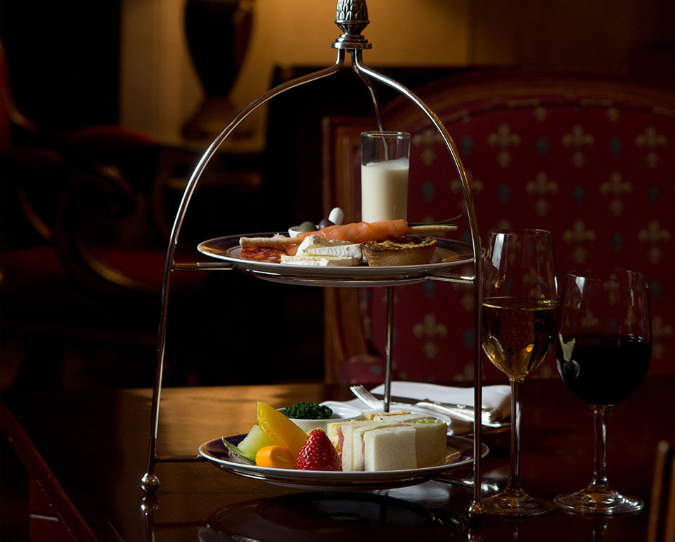 シャンパン1杯付き「ハイティー」赤白ワインもお好きなだけ！