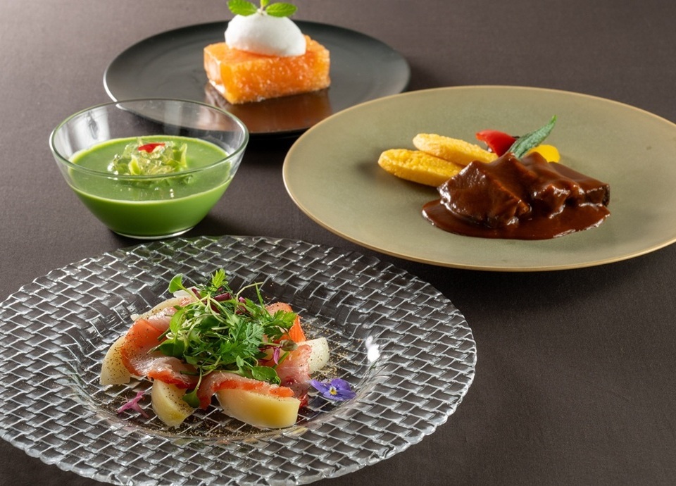 「7・8月ディナーコース」イメージ<br>※写真のメイン料理は「牛タンの赤ワイン煮込み」です。