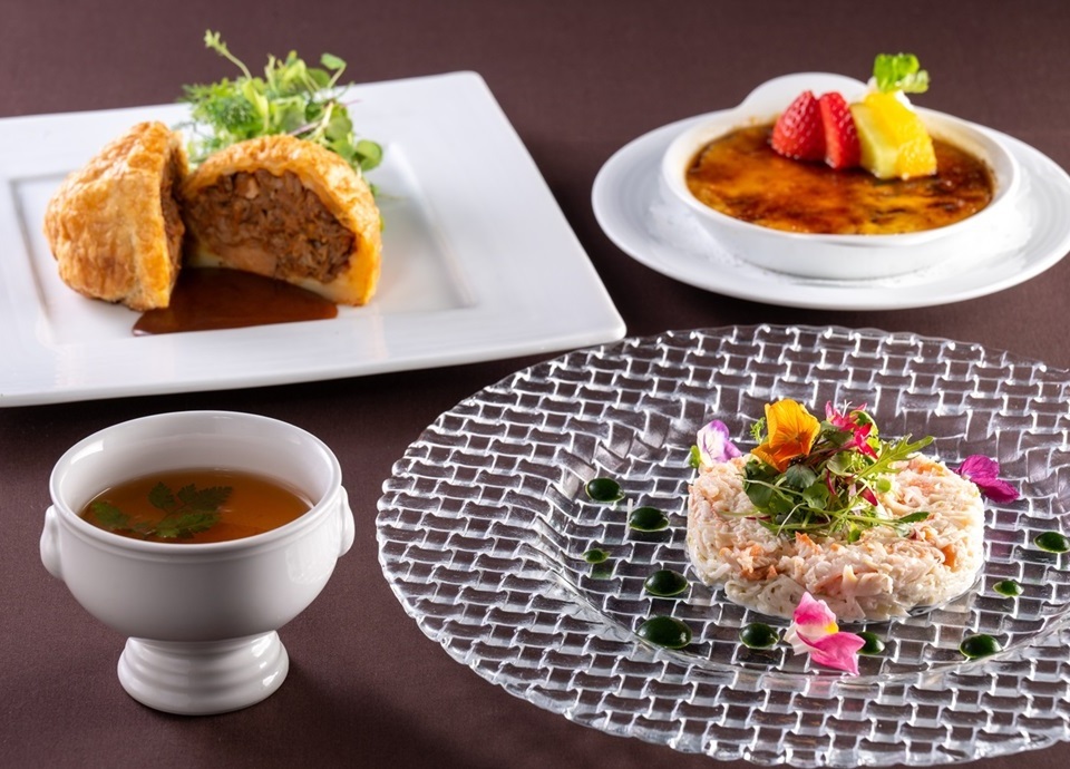 ［11・12月］<br class = 'sp_only'>ディナーコース　<br>メイン料理「牛すね肉のパイ包み焼き」