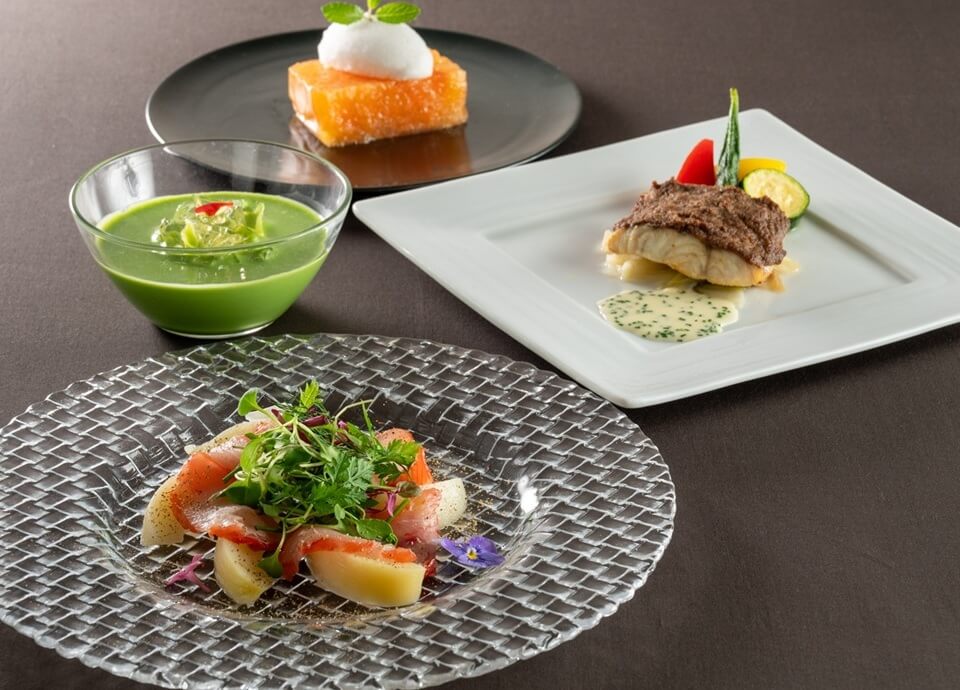 「7・8月ディナーコース」イメージ<br>※写真のメイン料理は「スズキのロースト」です。