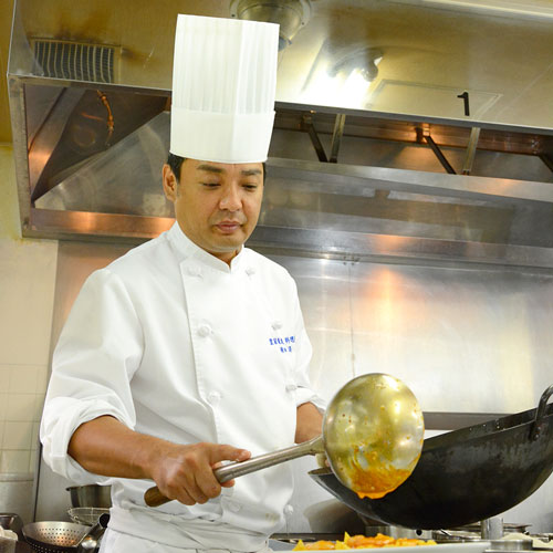 料理長　<br class = 'sp_only'>横田 済<br class = 'sp_only'>（よこた わたる）