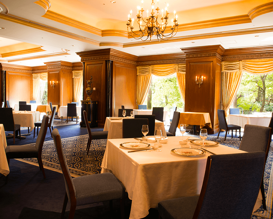 重厚なマホガニー張りの上質な空間