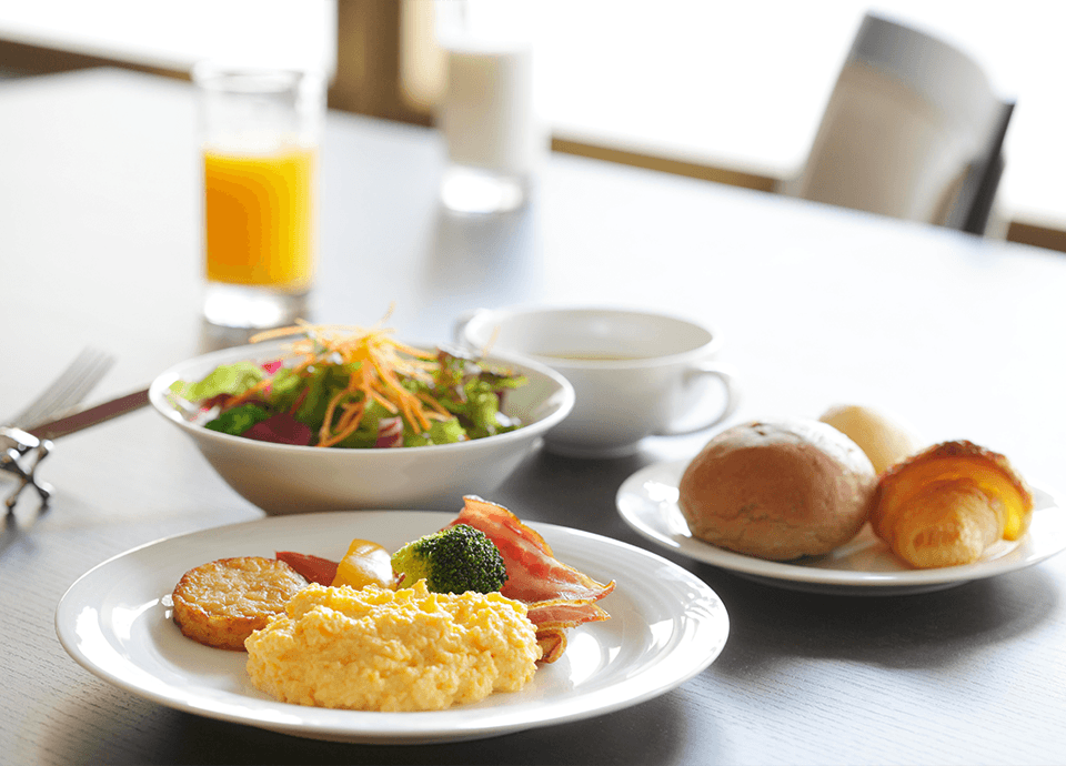 ご朝食＆ドリンクフリー 朝食ビュッフェと客室冷蔵庫のドリンクが無料でご利用いただけます。
